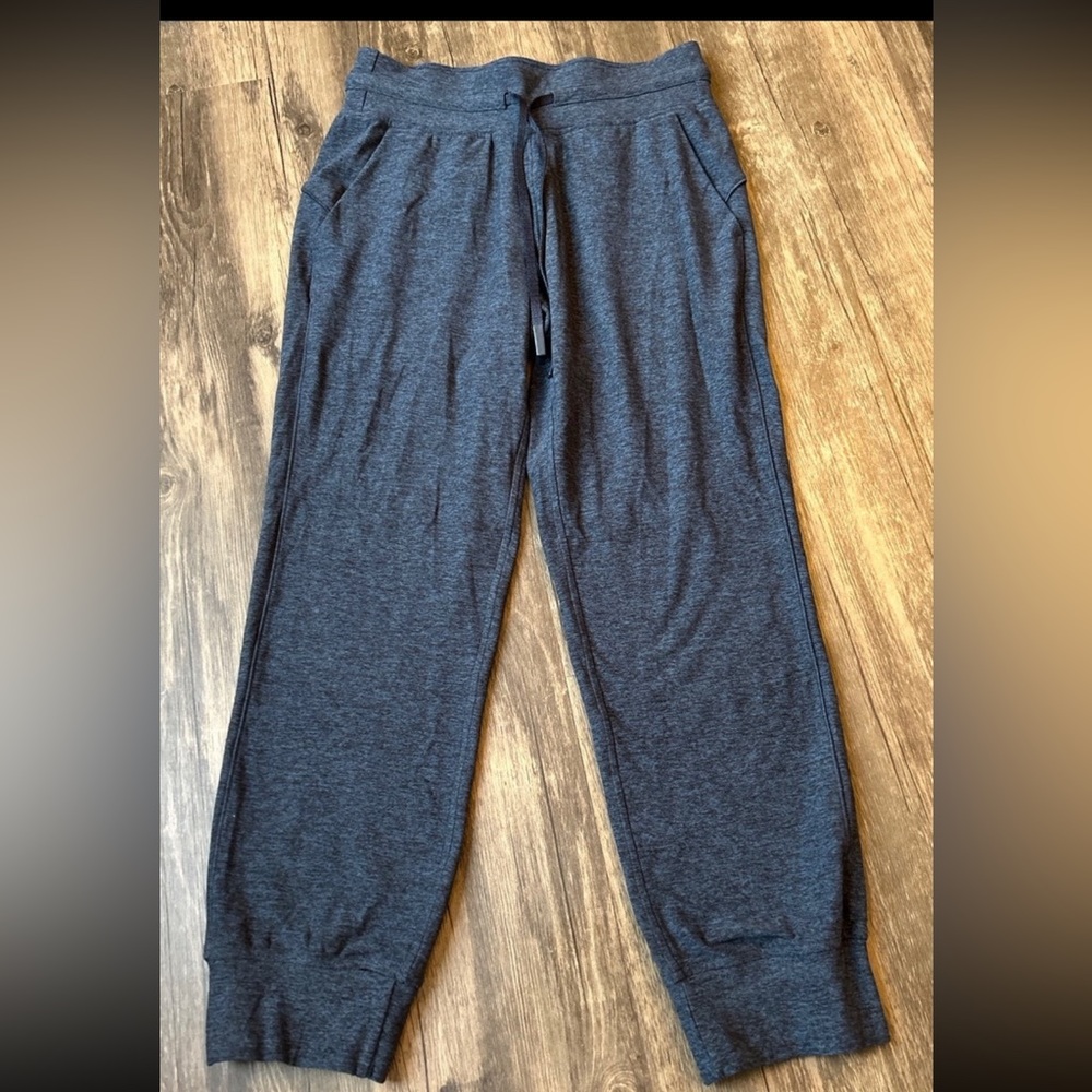 Lululemon women’s joggers size 4
